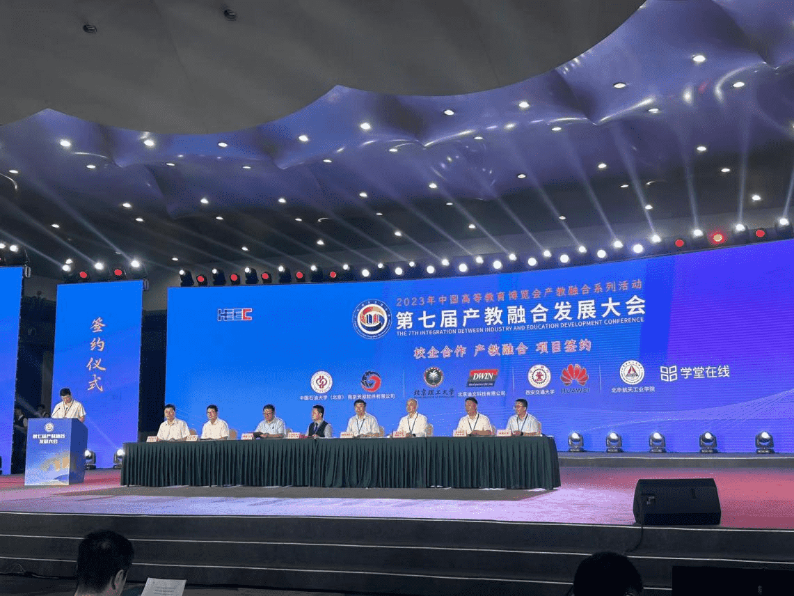 DWIN подписала контракт с проектом сотрудничества между школой и предприятием